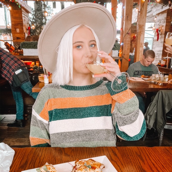 Meet your Posher, Lauren - Picture 3 of 4